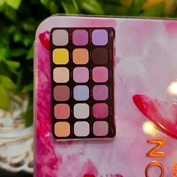 Revolution Forever Flawless Soft Butterfly Palette - Picture 2 of 3
